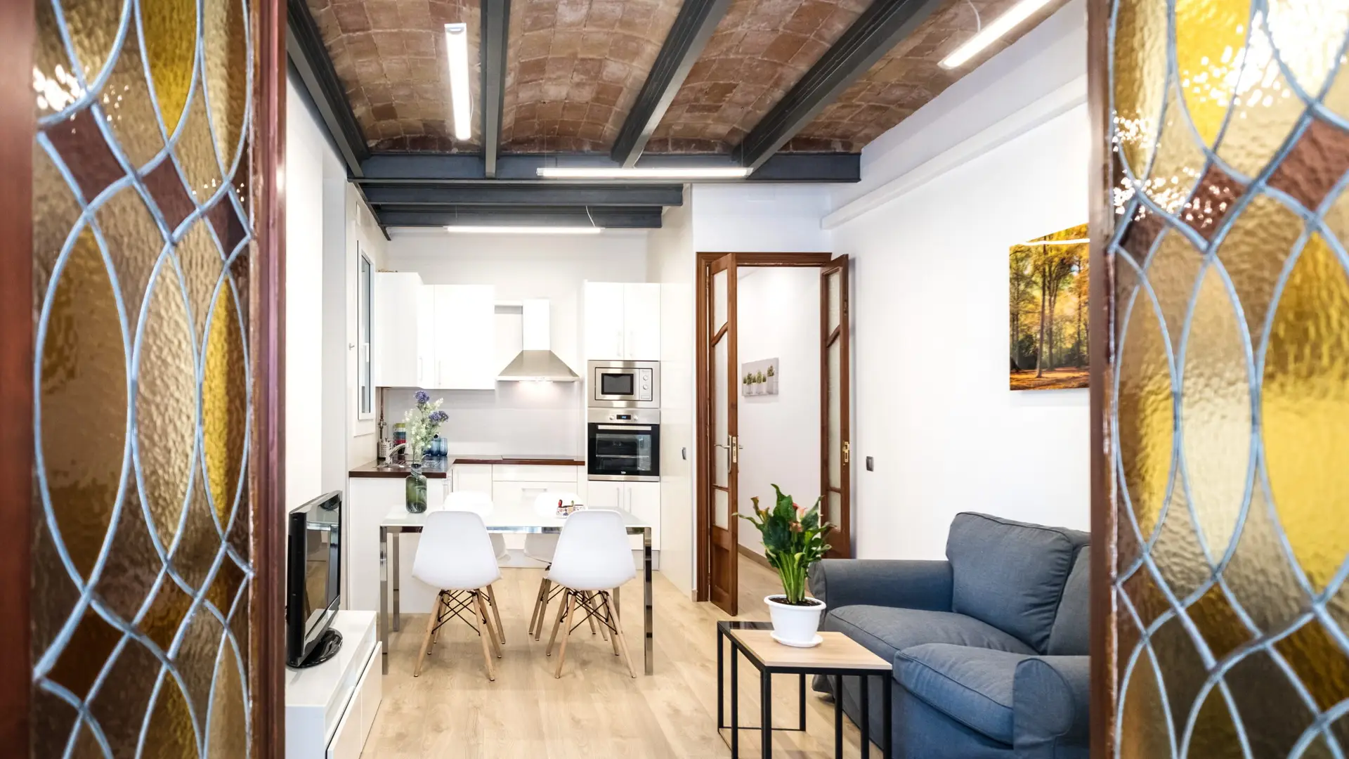 Salón y cocina del apartamento stayinbcn en el Eixample de Barcelona