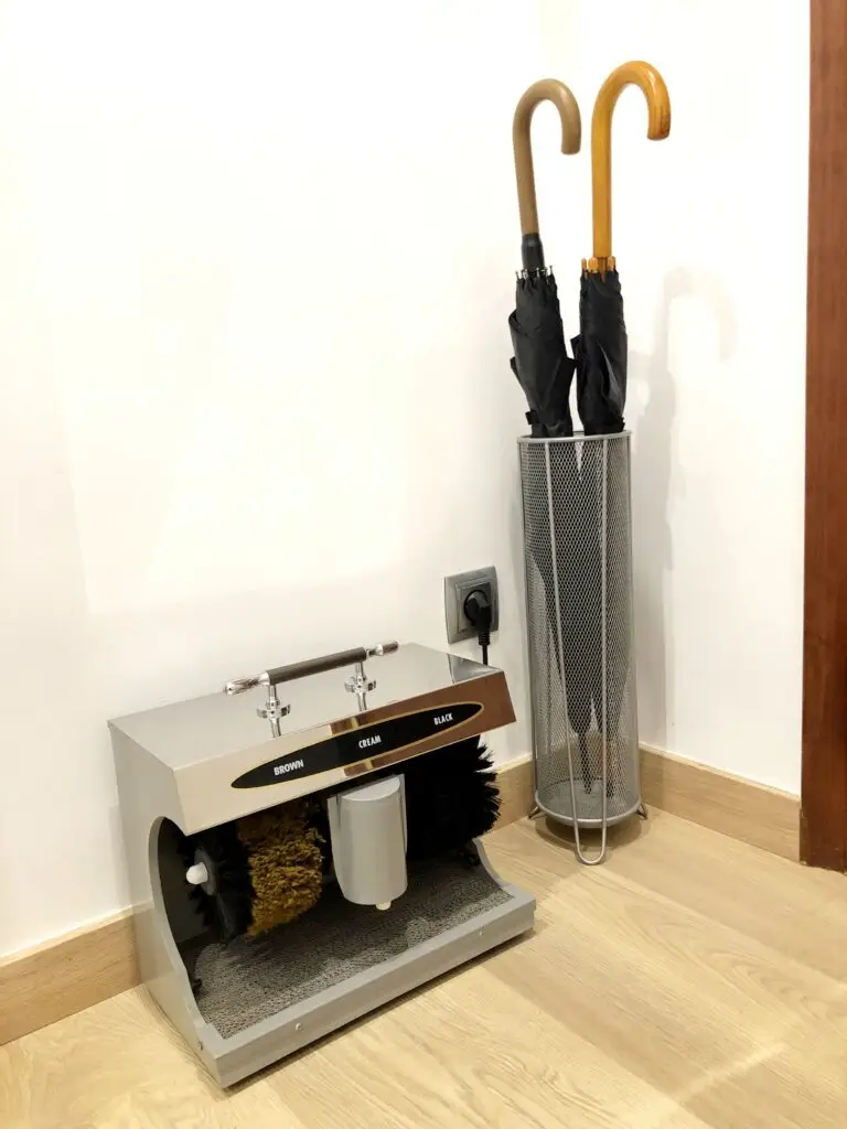 Limpiabotas. Paraguas 768x1024